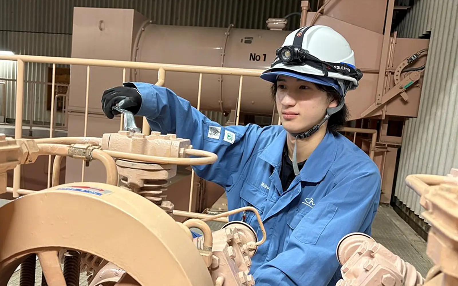 國府田陸さんの仕事の様子(写真)