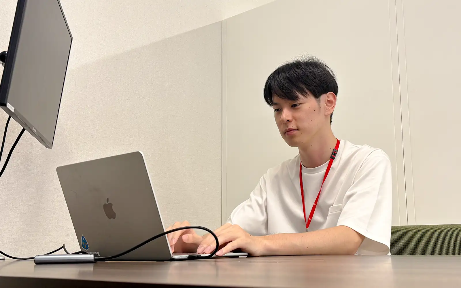 佐藤涼さんの仕事の様子(写真)