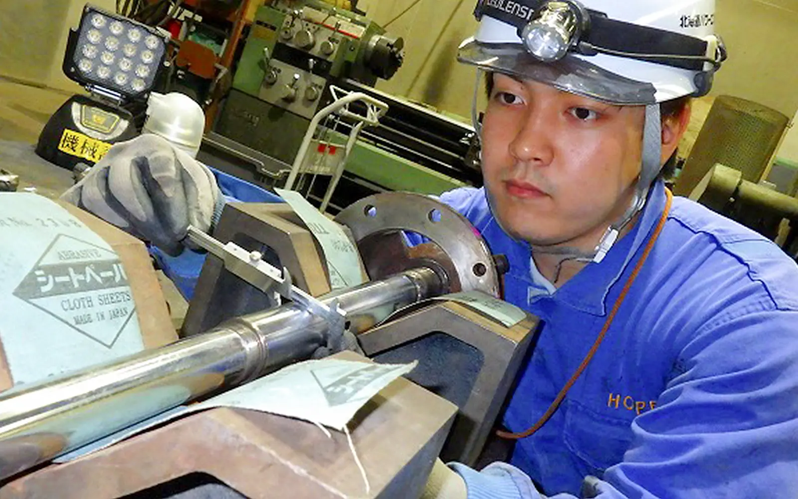 津幡慎さんの仕事の様子(写真)
