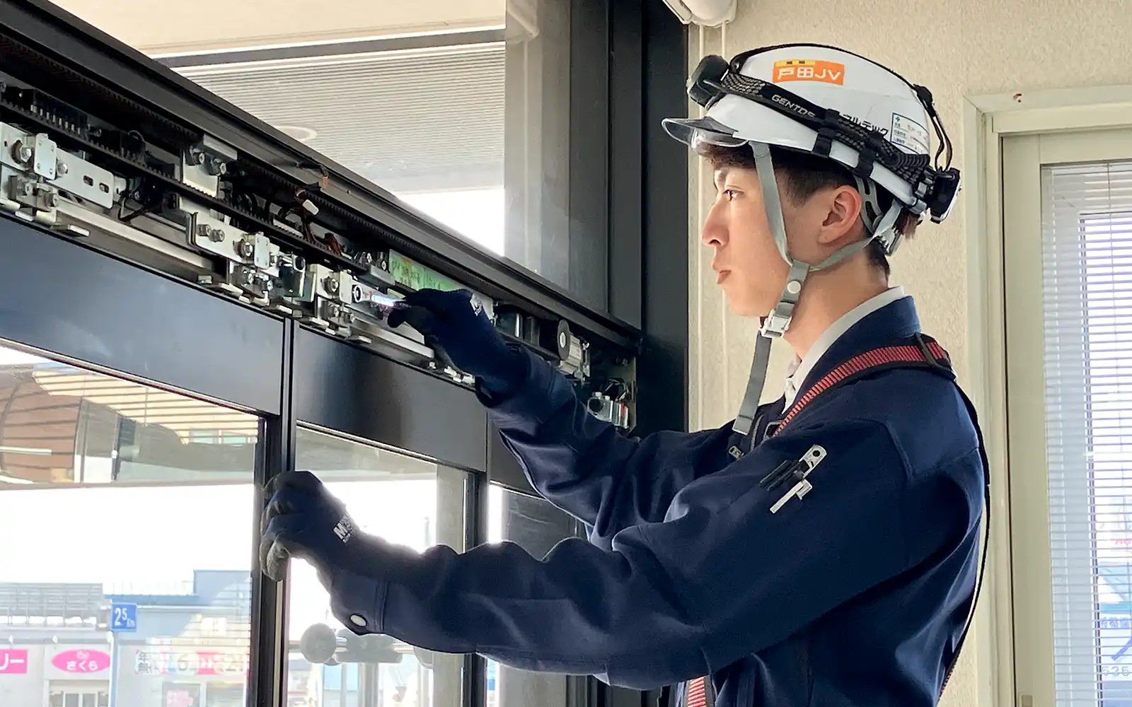 筒渕叶星さんの仕事の様子(写真)