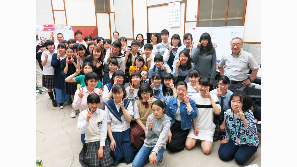 半崎さんと合唱団の皆さん(写真)