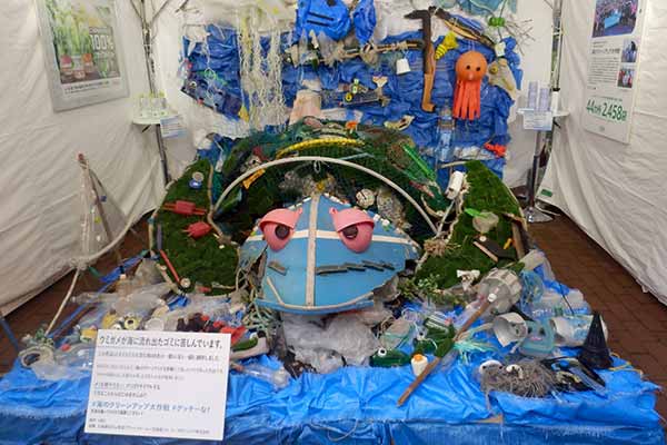 グッチーとゴミアート制作体験の様子(写真)