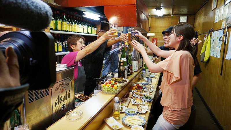 居酒屋で町の人たちと大盛り上がり(写真)