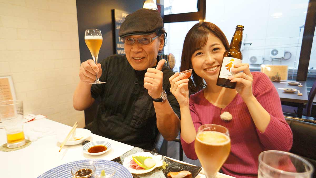 お寿司店にてビールで乾杯(写真)
