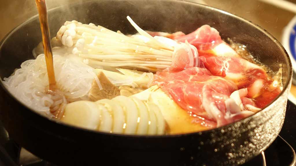 しょうゆ香る老舗の肉鍋(写真)