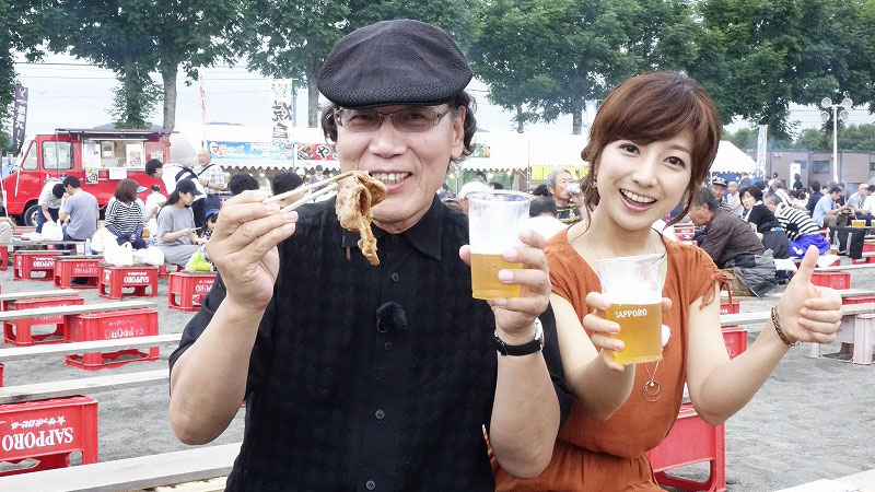 お祭り会場で乾杯！(写真)