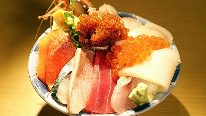 寿司店の生ちらし丼(写真)