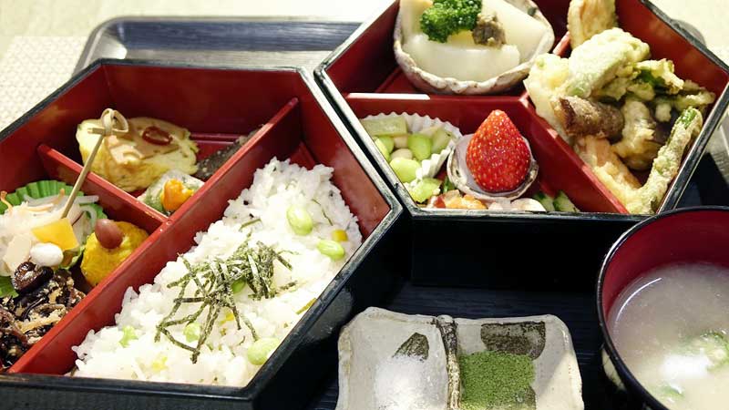 1日10食！限定御膳(写真)