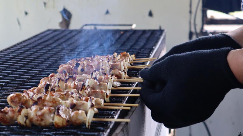 炭火で焼き上げる！(写真)