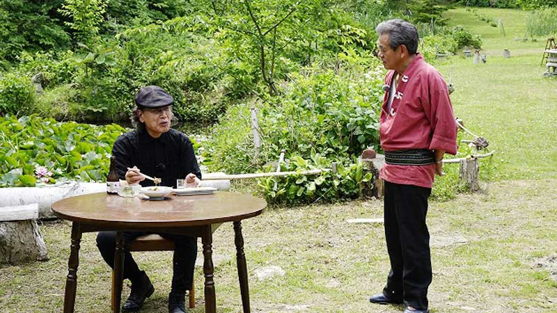 森の中で山菜に舌鼓(写真)