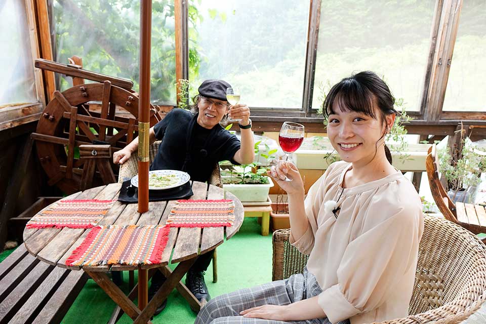 ワインで乾杯(写真)