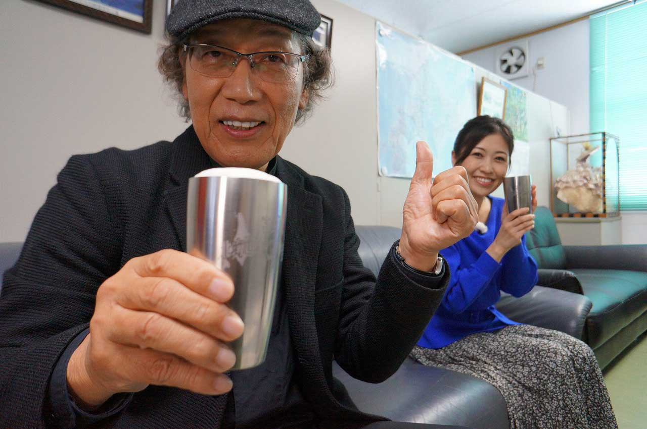 ビアタンブラー片手に乾杯(写真)