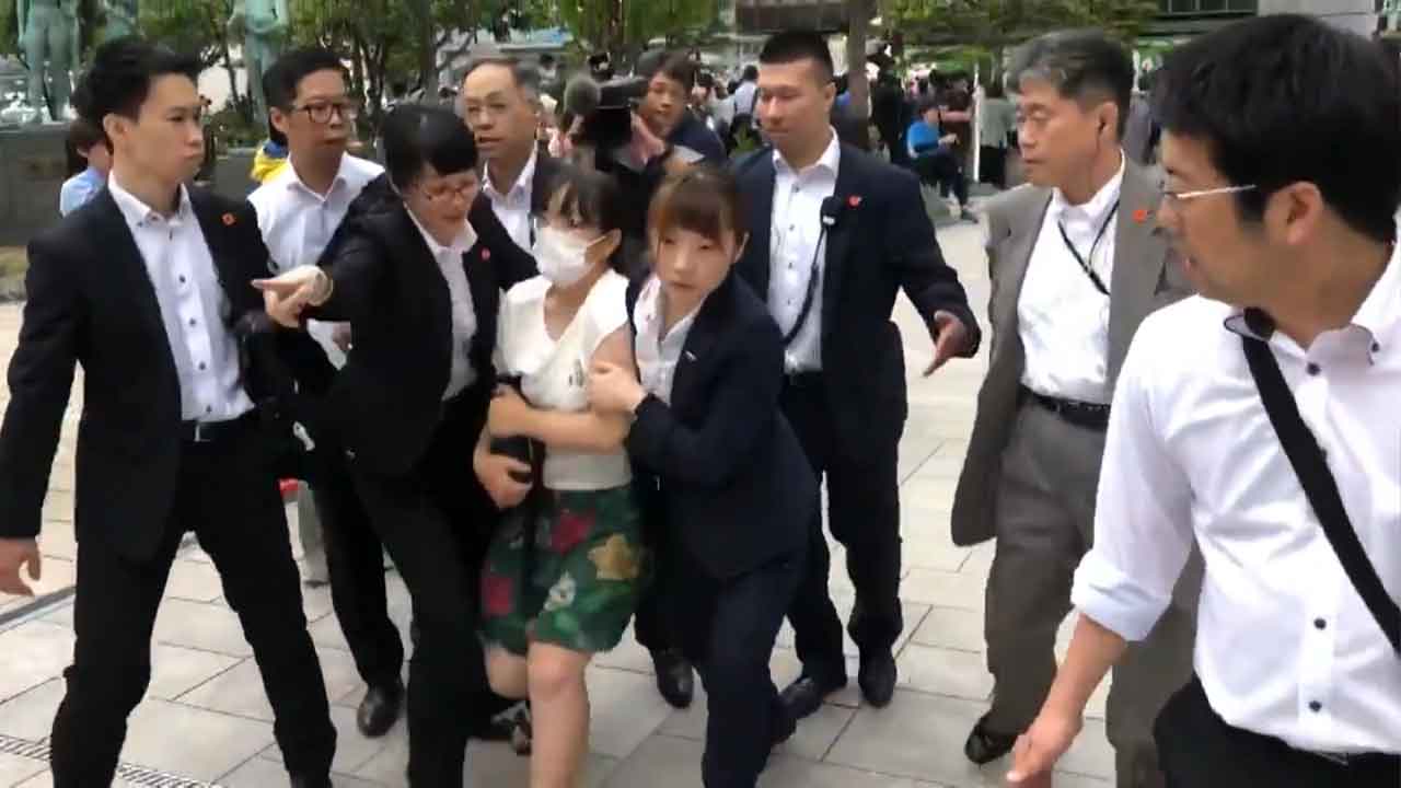 札幌駅前で排除される桃井氏（写真）